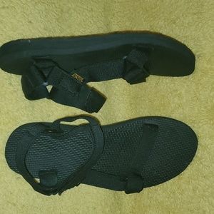 Teva woman sandal,  size 8  color black